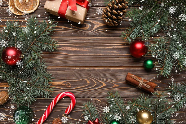 Noel ağacı dallarından yapılmış çerçeve ve ahşap arka planda süslemeler, üst manzara