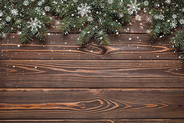 Güzel Noel ağacı dalları ve ahşap zemin üzerinde yazı için yeri olan kar.