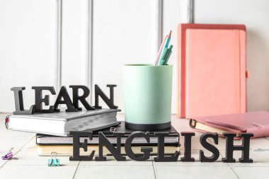 Metin Öğren İngiliz ve kırtasiye beyaz kiremit tablo üzerinde