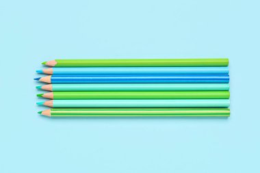 Renkli arkaplanda parlak kalemler kümesi