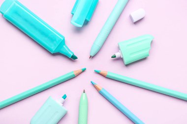 Leylak arka planında farklı kırtasiye malzemesi olan kompozisyon, yakın plan