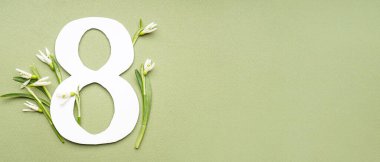 Güzel kar damlaları ve sekizinci figür yeşil arka planda, mesaj için yer var. Uluslararası Kadınlar Günü kutlamaları