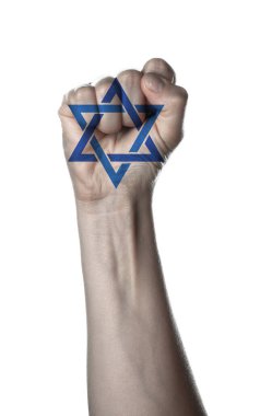 Beyaz arka planda David Star ile erkek yumruğu