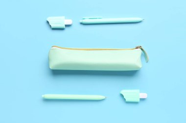 Mavi arkaplanda kalemler ve işaretler olan kalem kutusu