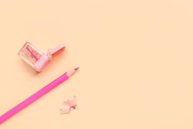 Renk arkaplanında kalem keskinleştirici