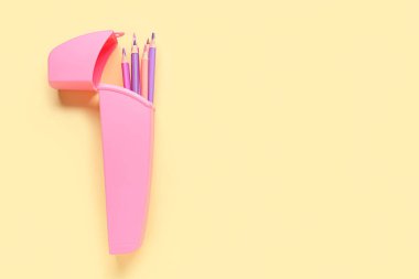 Renk arkaplanında farklı kalemler olan dosya