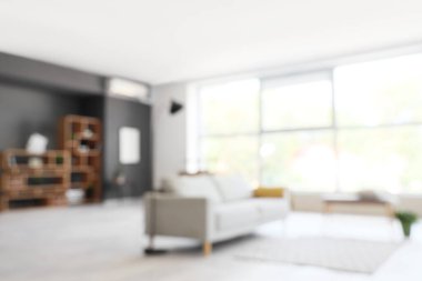 Kanepe ve yumuşak bankla modern oturma odasının bulanık görüntüsü