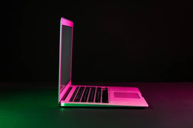 Siyah arkaplanda modern dizüstü bilgisayar