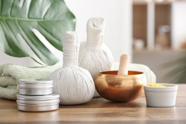 Tahta masadaki kaplıca aksesuarları ve kozmetik ürünleri.