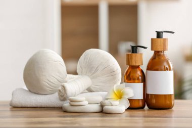 Tahta masadaki kaplıca aksesuarları ve kozmetik ürünleri.