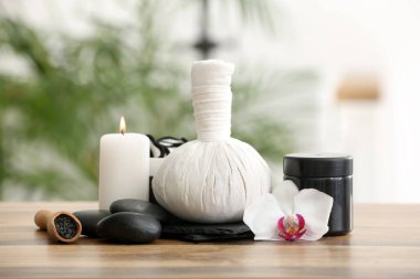 Güzel bir spa kompozisyonu ve ahşap masada yanan bir mum.