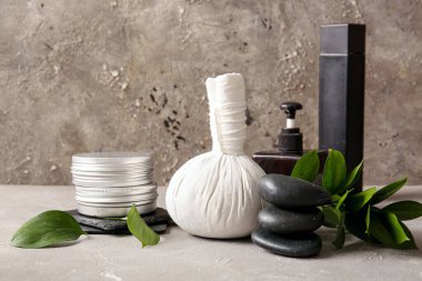 Işık masasında spa aksesuarları, kozmetik ürünleri ve bitki dallarıyla kompozisyon