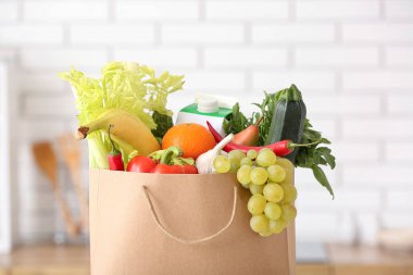 Mutfakta taze ürünlerle dolu bir kese kağıdı.