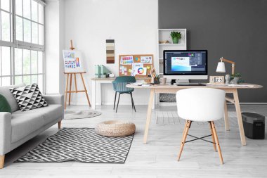 Ofisinde bilgisayar bulunan iç mimar işyeri