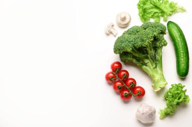 Beyaz arka planda mantarlı taze sebzeler.