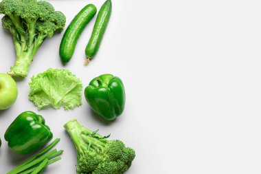 Beyaz arka planda taze sebzeler ve meyveler