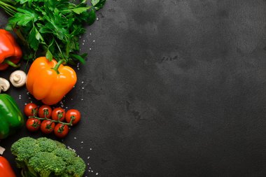 Siyah arka planda taze sebzeler ve mantarlar