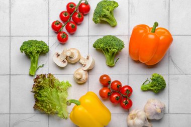 Mantarlı taze sebzeler ve beyaz fayanslı marul.