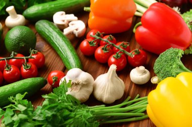 Taze sebzeler, yeşillik ve ahşap arka planda mantarlar.