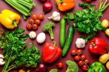 Burgonya arka planında taze sebze, yeşillik ve mantar.