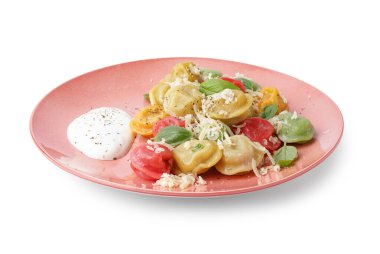 Beyaz arka planda peynirli, fesleğenli ve ekşi kremalı kaynamış hamur köftesi tabağı.