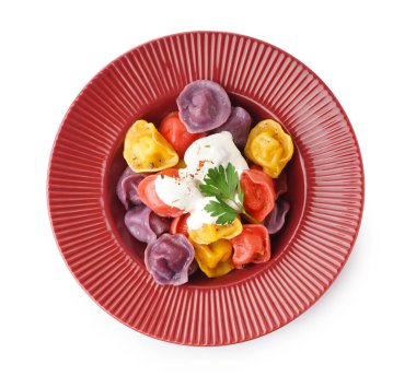 Beyaz arka planda ekşi kremalı ve maydanozlu kaynamış renkli hamur köfteleri.