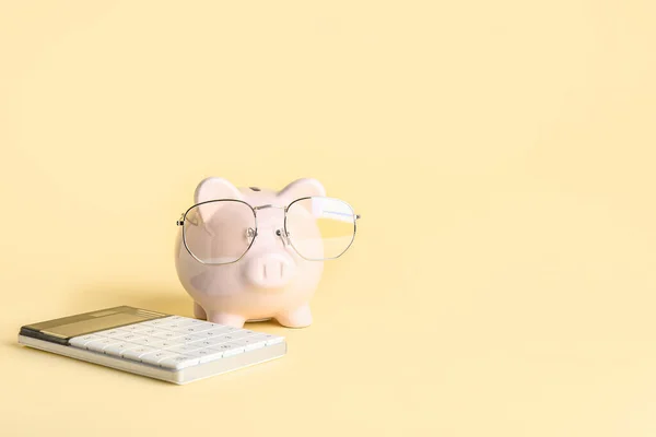 Piggy Banco Óculos Com Calculadora Fundo Bege — Fotografia de Stock