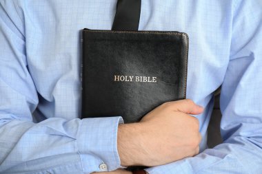 İncil 'i olan genç adam, yakın plan.