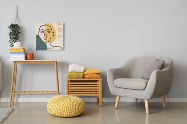 Aydınlık odanın içi şık ve temiz giysilerle dolu.