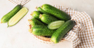 Bir kase yeşil salatalık.