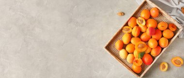 Gri arkaplan üzerinde tatlı kayısılar ve metin için boşluk, üst görünüm