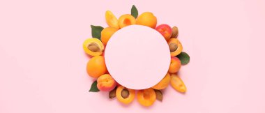 Boş kart ve pembe arka planda tatlı kayısılar, üst manzara.