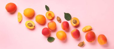 Pembe arka planda bir sürü tatlı kayısı, üst manzara.