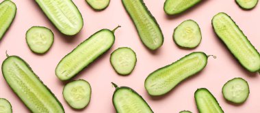 Birçok kesme salatalık pembe arka plan, üst görünüm