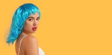 Sarı arka planda mavi peruklu güzel bir genç kadının portresi.