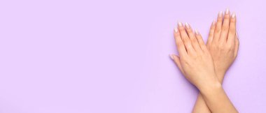 Leylak arka planında güzel manikürlü, metin için yeri olan kadın elleri