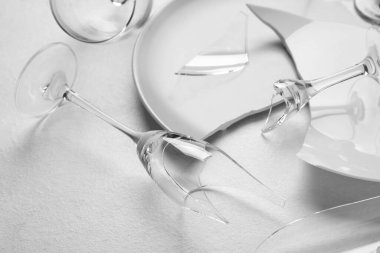 Işık arkaplanındaki kırık bardak ve tabakların yakın görüntüsü