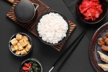 Koyu arkaplanda farklı Çin yemekleri olan kompozisyon