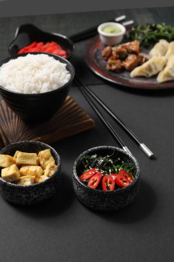 Koyu arkaplanda farklı Çin yemekleri.