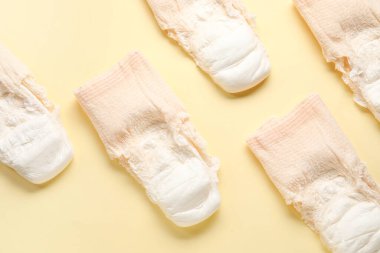 Sarı arka planda adet külotu