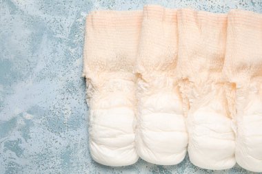 Grunge arka planında adet külotu