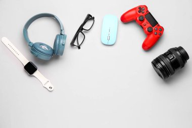 Işık arkaplanda gözlüklü modern cihazlardan yapılmış çerçeve