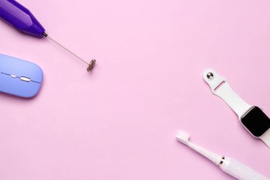Pembe arka planda modern cihazlardan yapılmış çerçeve