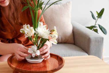 Masada ikebana yapan kadın, yakın plan.