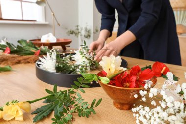 Masada ikebana yapan kadın, yakın plan.