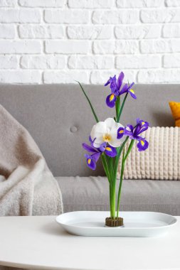 Modern oturma odasındaki masadaki güzel ikebana, yakın plan.