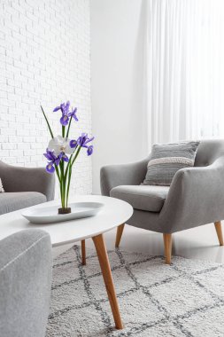 Modern oturma odasındaki masadaki güzel ikebana