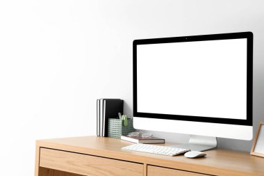 Işık ofisinde boş bilgisayar monitörü olan modern işyeri