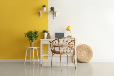 Dizüstü bilgisayarı ve yapay tesisleri olan modern işyeri