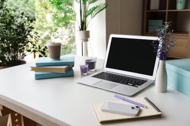 Ofisinde boş dizüstü bilgisayarı olan modern işyeri